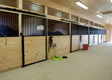 Современный одиночный стойл лошади обшивает панелями сильную бамбуковую конструкцию доски/планки